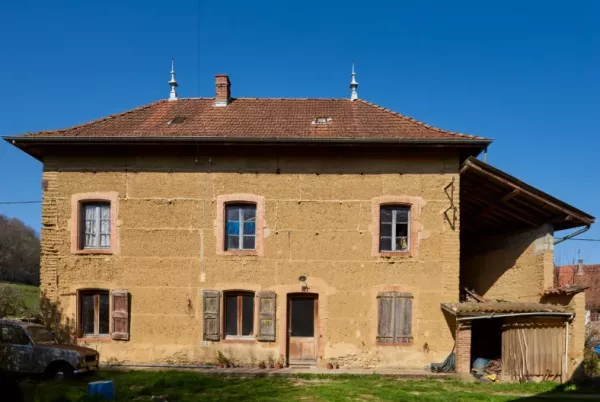 Construction en pisé de l’Isère avec soubassement en pierre.