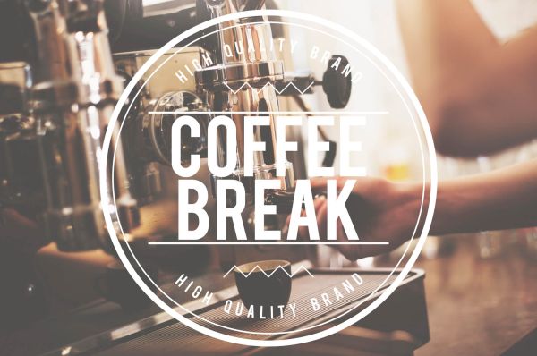 Aménagement d'un coin café moderne sur mesure dans une cuisine rénovée à Grenoble par Anaka.