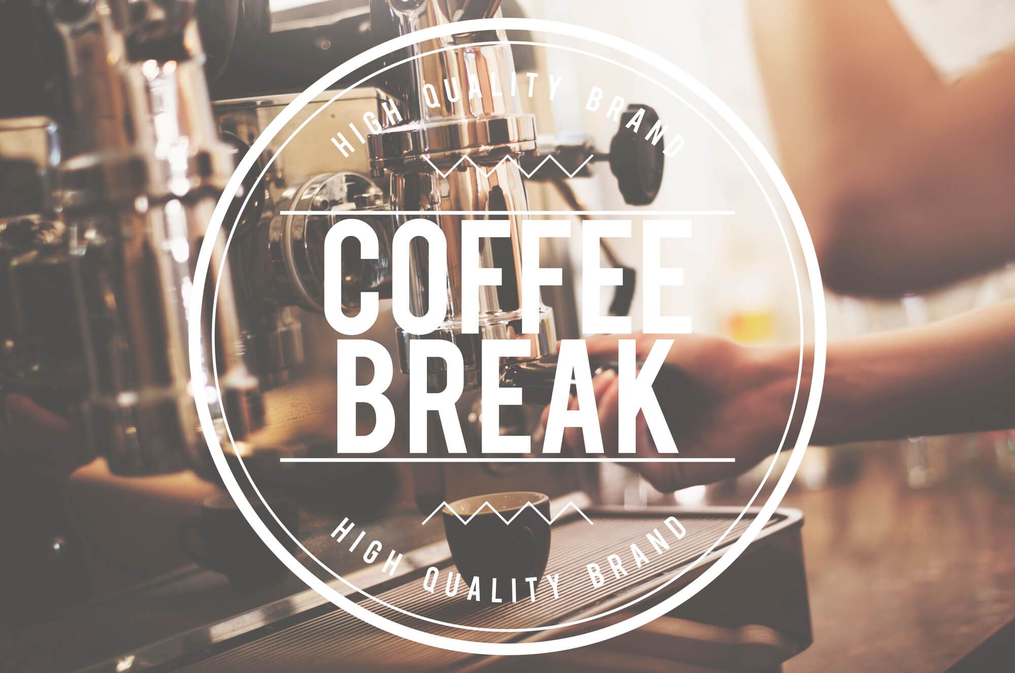 Aménagement d'un coin café moderne sur mesure dans une cuisine rénovée à Grenoble par Anaka.