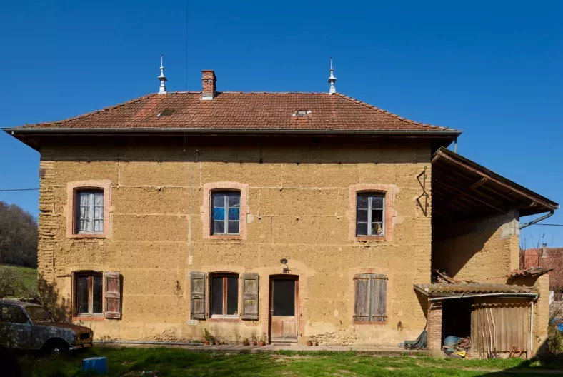 Construction en pisé de l’Isère avec soubassement en pierre.