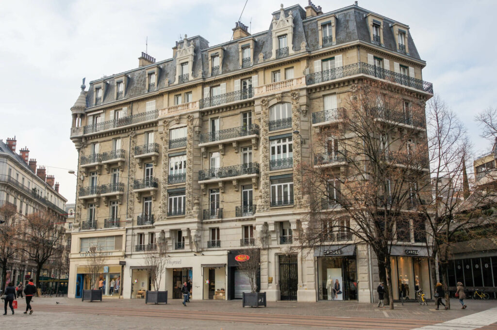 Bâtiment Haussmannien à Grenoble avec des façades en pierre de taille