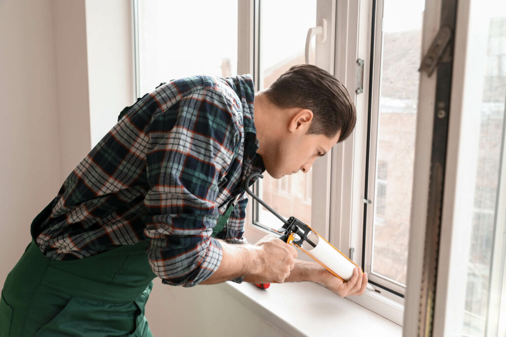un artisan posant une fenêtre