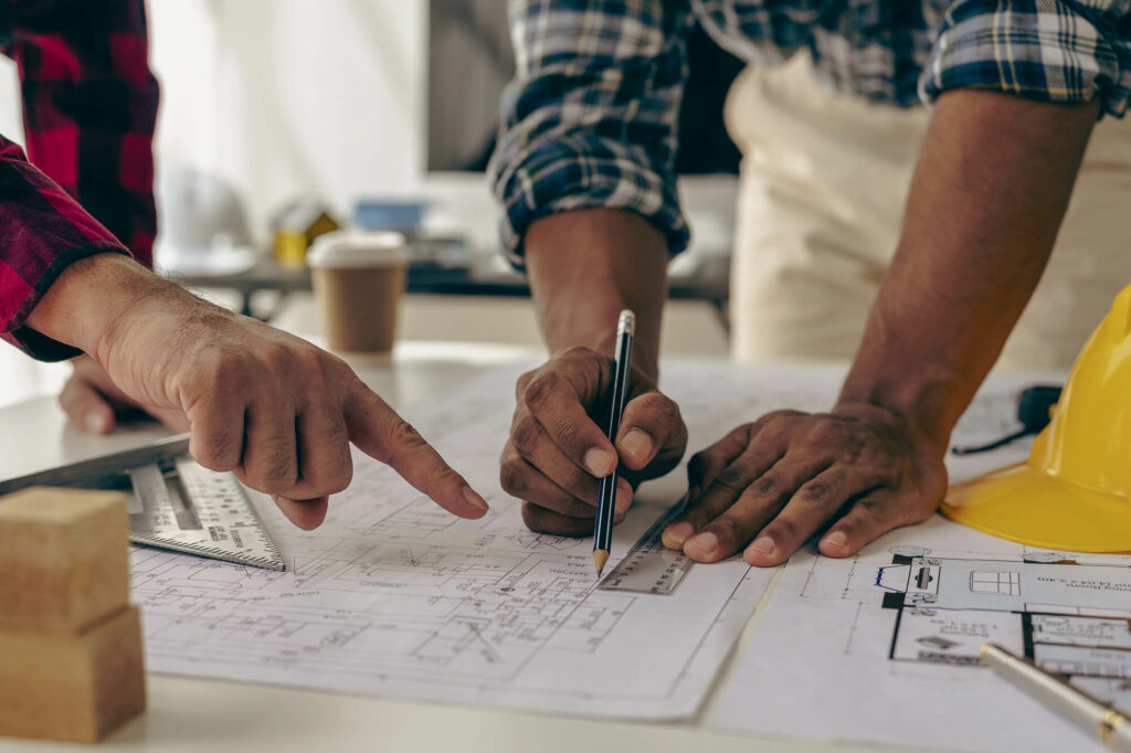 une entreprise de rénovation qui lit ses plans