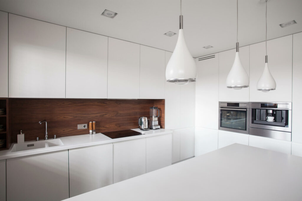 meubles de cuisine hauts jusqu'au plafond pour maximiser le rangement vertical