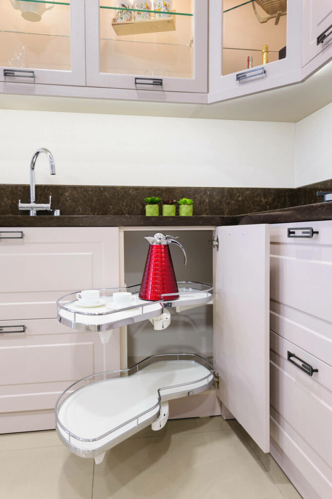solution de rangement d'angle astucieuse pour meuble de cuisine bas
