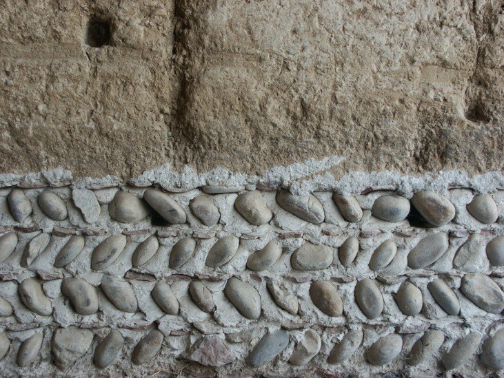 Le soubassement du mur en pierre
