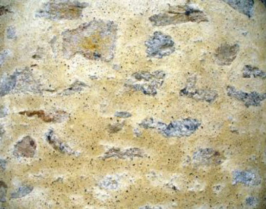 Exemple de finition pour un mur en pierre : un enduit à la chaux à pierre vue qui préserve l'esthétique du bâti ancien.