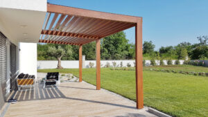 pergola en bois sur une terrasse