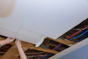 démolition de plafond en cours