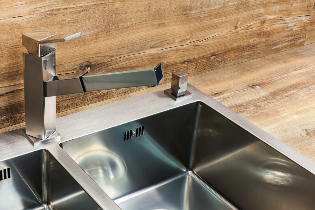 gros plan très "chic" sur l'évier et un robinet design