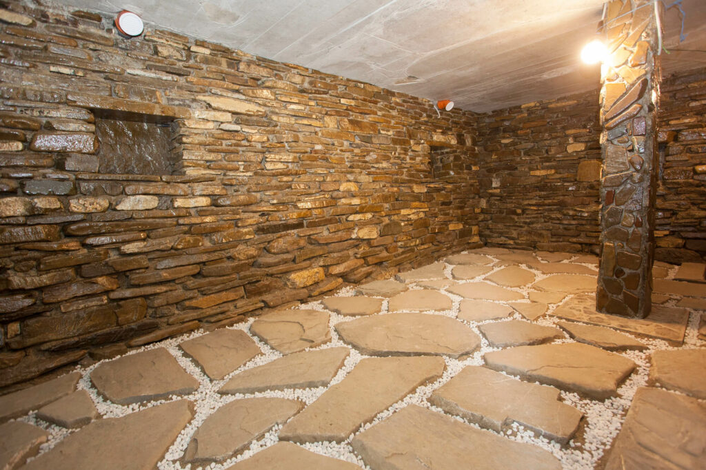 Murs d'une cave en pierre rénovés avec des joints traditionnels à la chaux, mettant en valeur le patrimoine bâti.