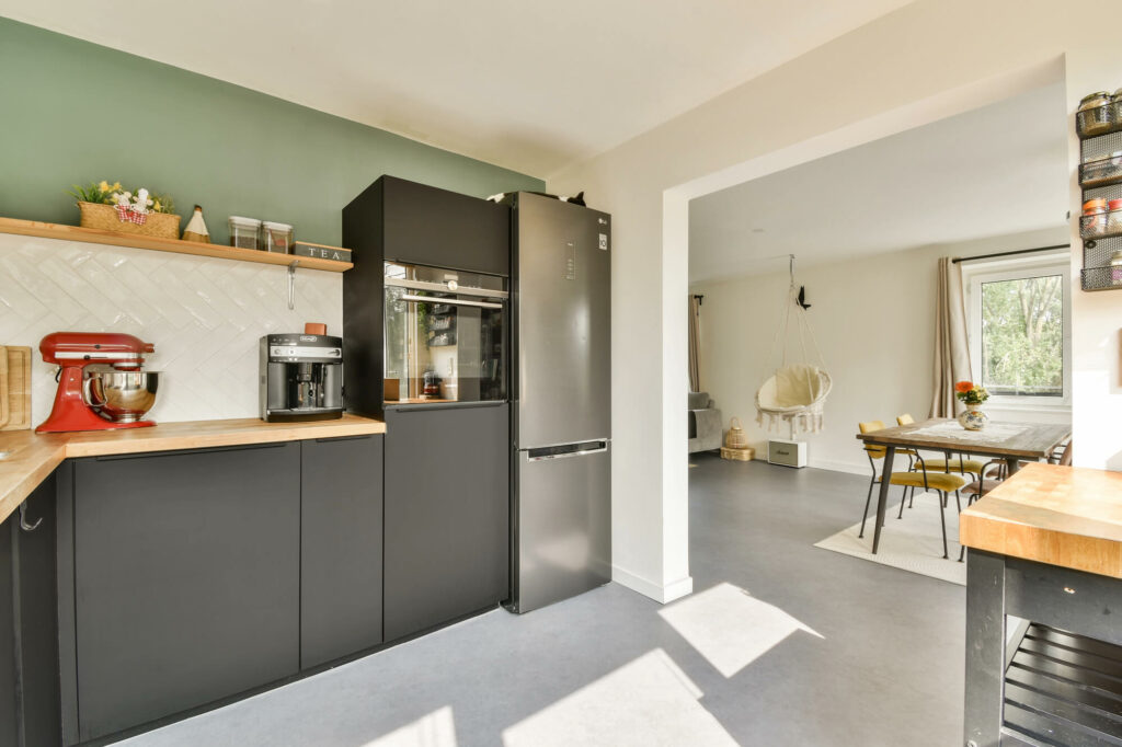 pan de mur (le "focus wall") peint dans une couleur forte