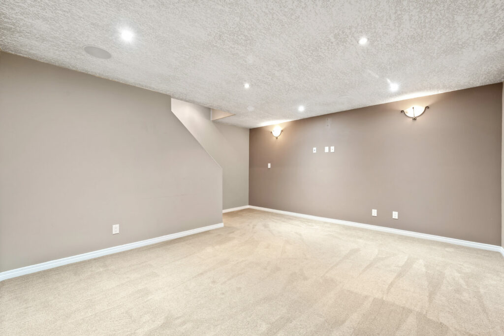 hauteurs sous plafond légales (1,80m) et confortables (2,40m) dans un sous-sol.