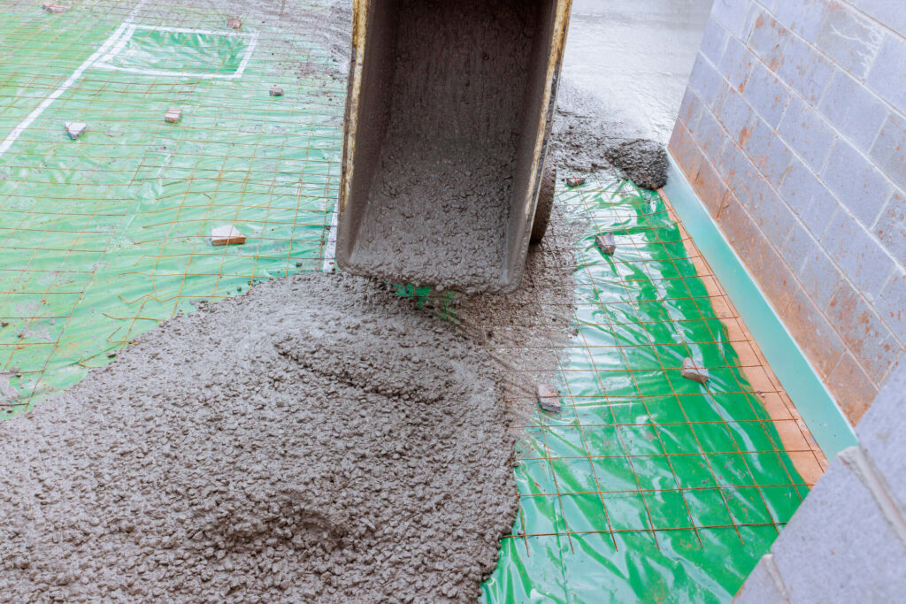 couches d'isolation thermique et acoustique pour le sol du sous-sol.