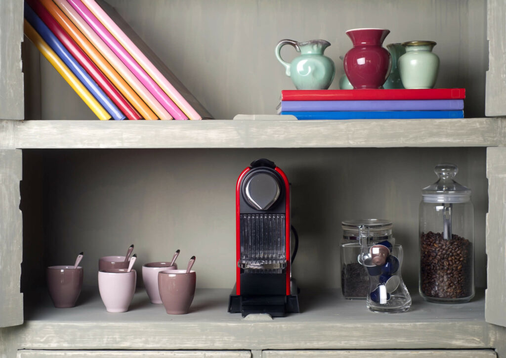 Transformation d'une niche murale en station café optimisée avec étagères flottantes.