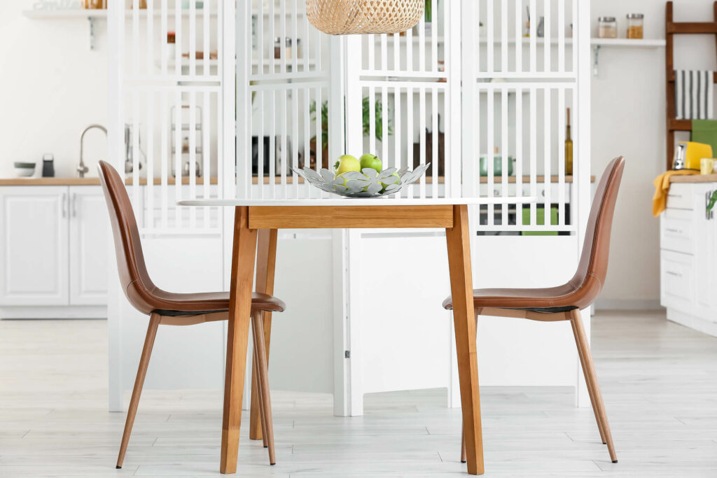 Claustra bois sur mesure séparant l'entrée du séjour sans perte de luminosité, style scandinave.