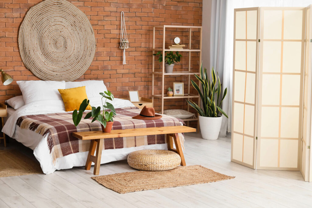 paravent séparant une chambre en deux espaces