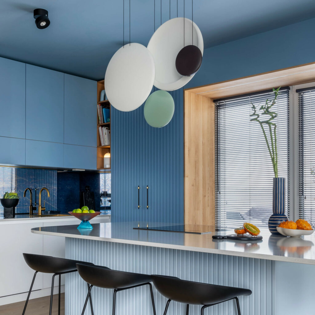 Îlot central cuisine bleu accents métalliques laiton