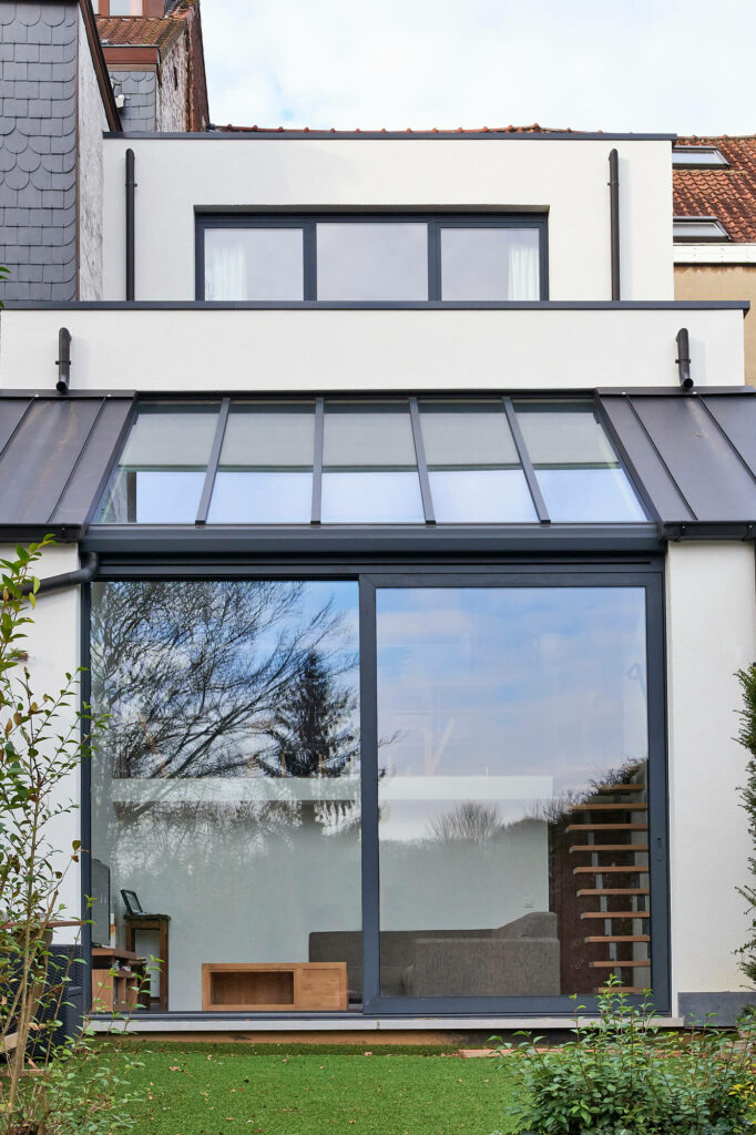 Intégration architecturale réussie véranda aluminium gris anthracite façade maison