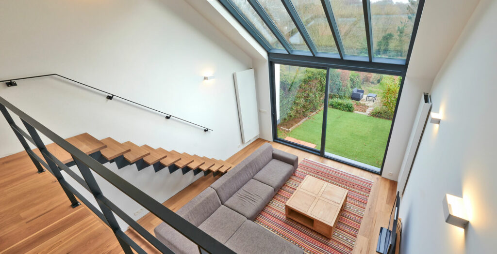 aménagement d'un salon double hauteur dans une véranda lumineuse