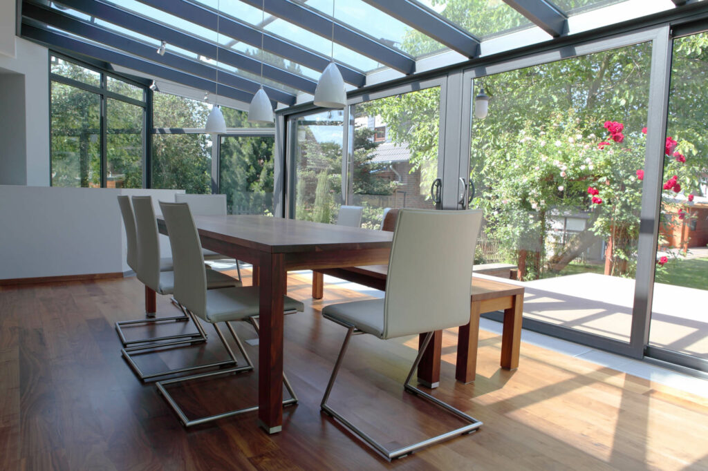 salle à manger dans une véranda lumineuse