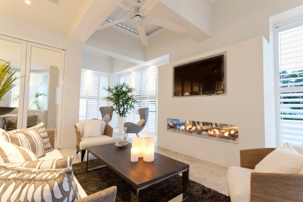 Aménagement sur mesure d'une télévision au-dessus d'une cheminée.