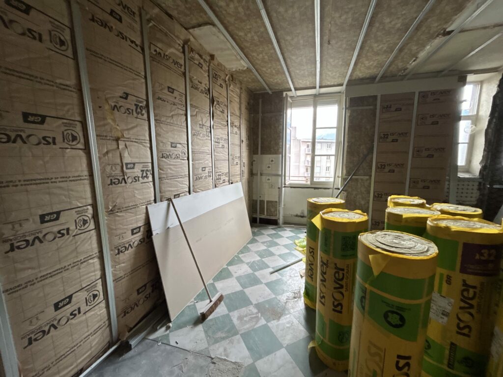 Isolation thermique et des cloisons sur ossature métallique en cours de pose.