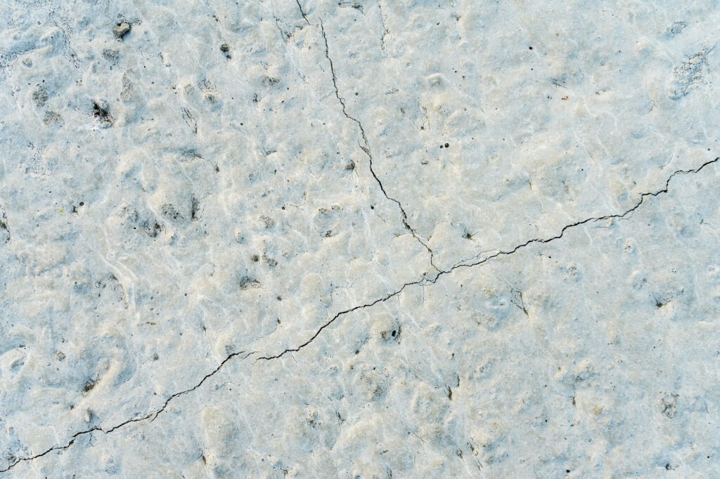 Microfissure superficielle sur un mur — défaut esthétique non couvert par la garantie décennale