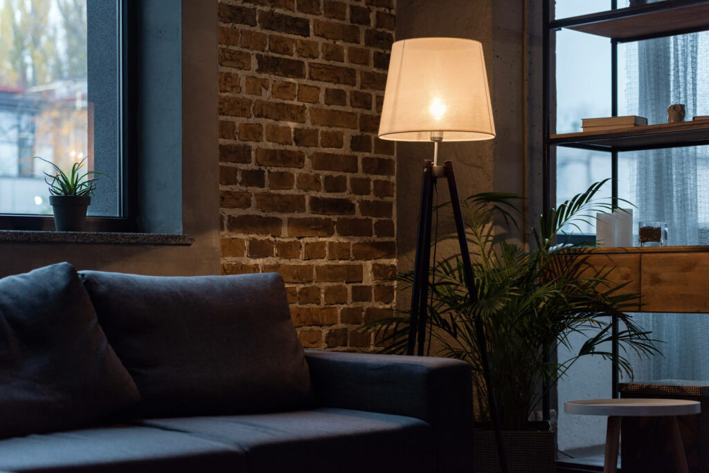Éclairage en trois couches dans un salon, ambiance du soir

