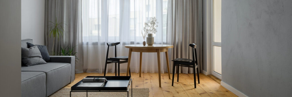 Petit salon en blanc chaud avec mur d'accent terracotta et parquet clair