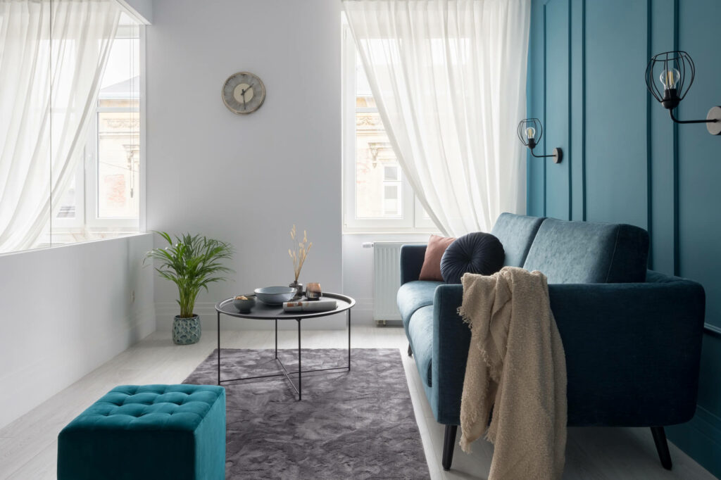 petit salon avec assise d'appoint (pouf)