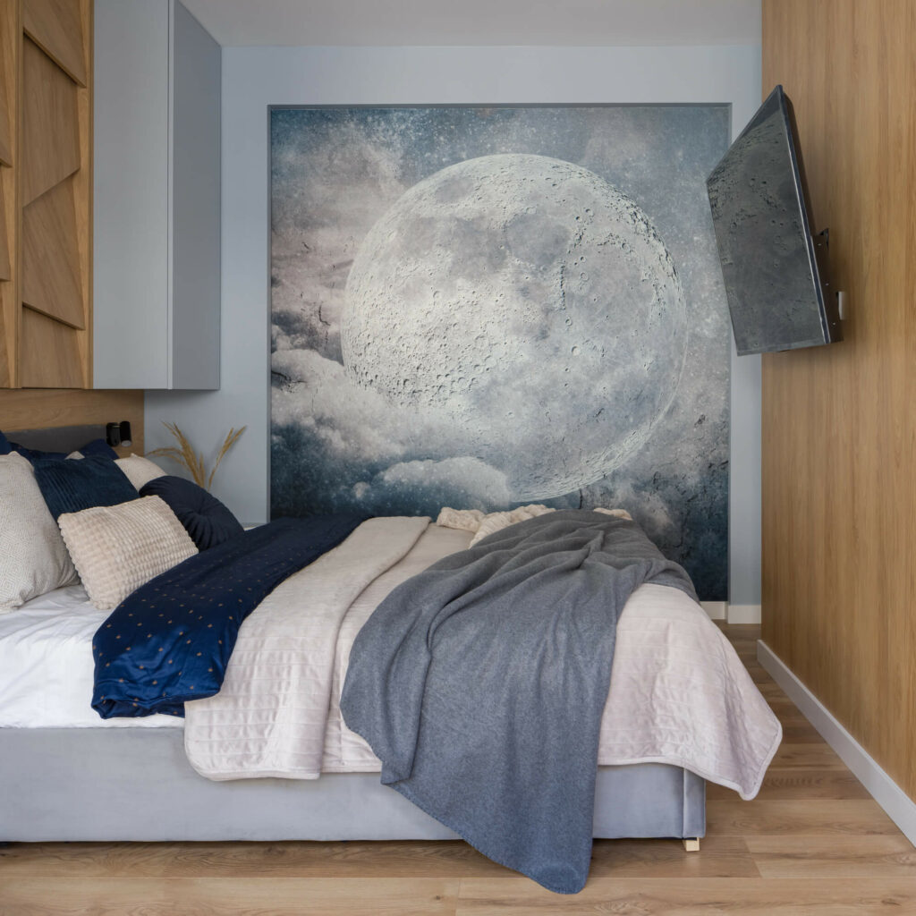 Étagères murales et rangements suspendus jusqu'au plafond dans une petite chambre