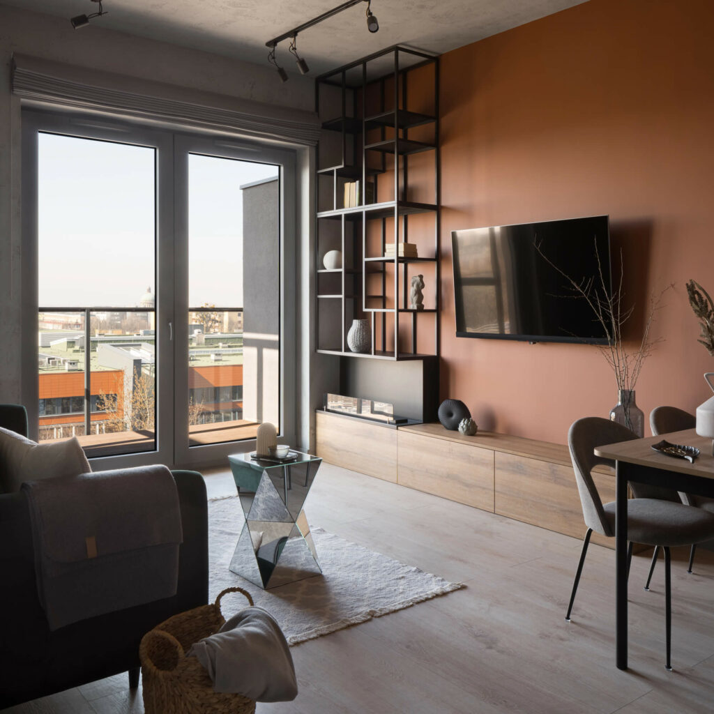 Étagères murales fines montant jusqu'au plafond dans un petit salon