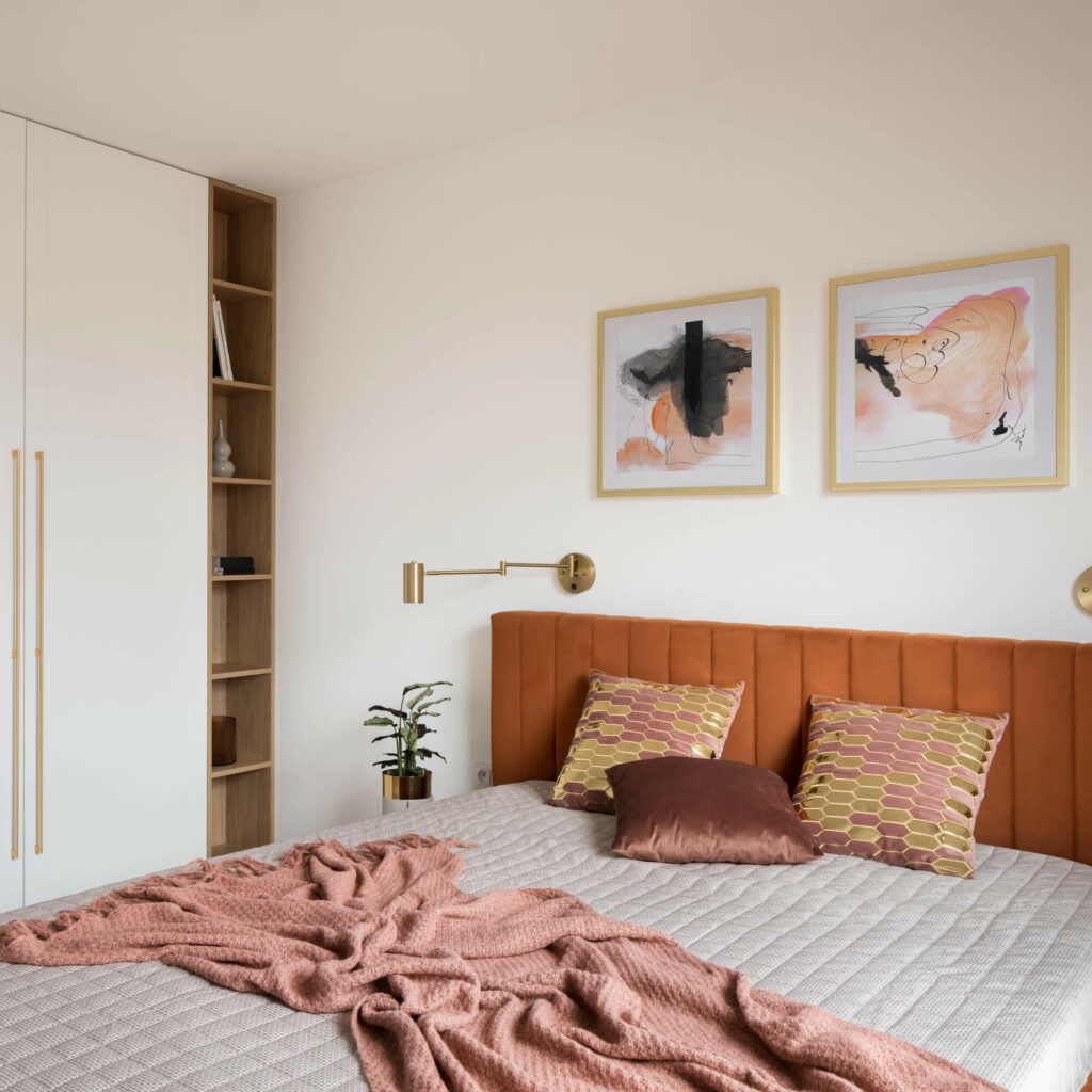 Chambre claire avec la tête de lit et un parquet clair