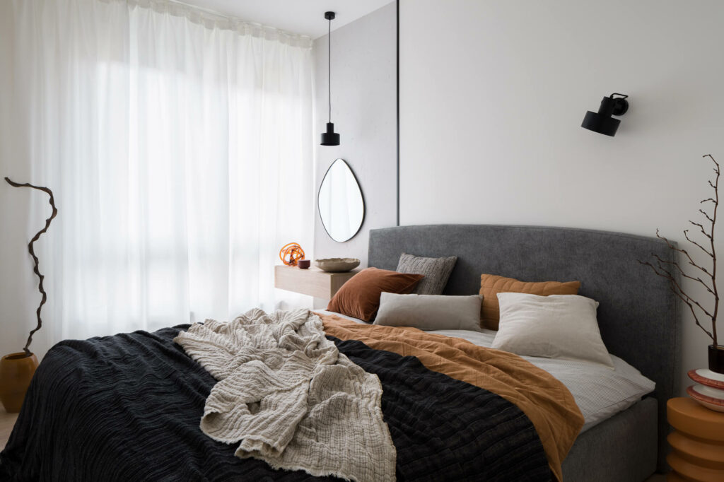 Chambre au style japandi avec mobilier bas en bois clair et décoration épurée