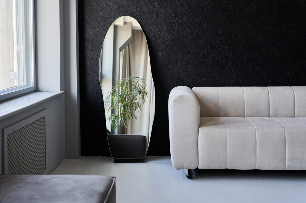 Miroir placé perpendiculairement à une fenêtre pour diffuser la lumière