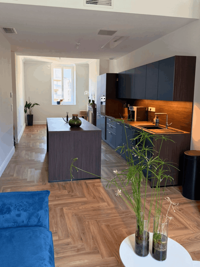 Vue d'ensemble cuisine et îlot central avec assise, appartement rénové Grenoble