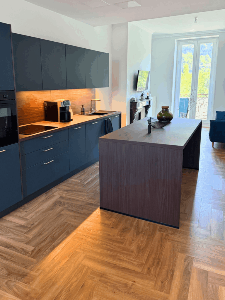 Grand séjour traversant reliant cuisine ouverte et coin salon, parquet à bâton rompu