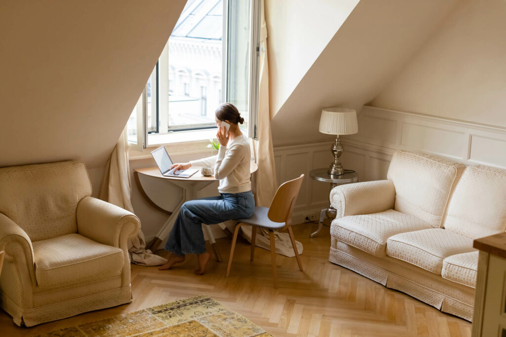 Bureau sous pente installé face à une fenêtre de toit