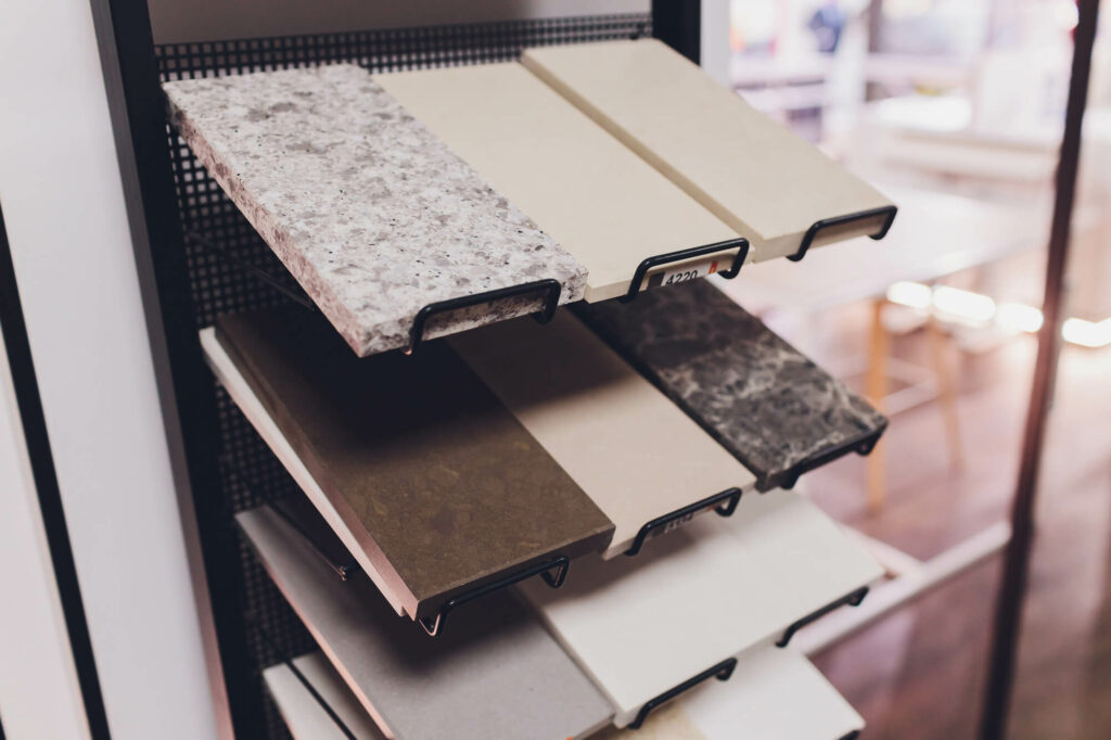 Échantillons de plans de travail : stratifié, compact HPL, granit, quartz, céramique et bois massif
