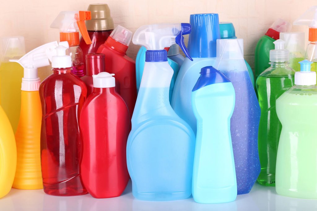 Produits ménagers en hauteur dans une cuisine, hors de portée des enfants