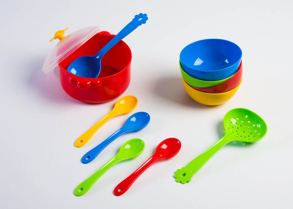 Tiroir bas de cuisine réservé à un enfant avec son assiette, son gobelet et ses couverts en silicone