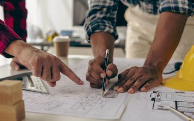 une entreprise de rénovation qui lit ses plans